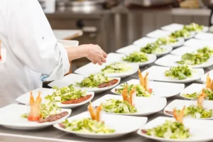 Kako določiti pravo število krožnikov za restavracijo ali hotel?