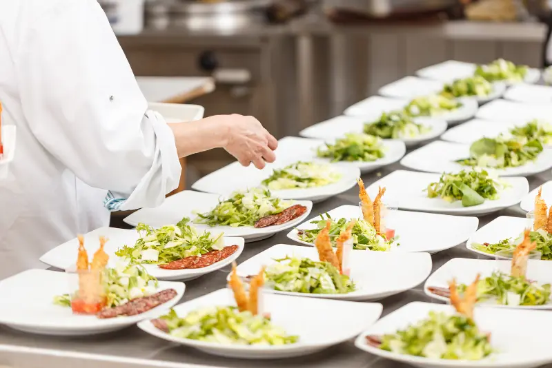 Kako določiti pravo število krožnikov za restavracijo ali hotel?