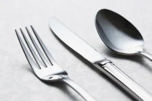Ali je jedilni pribor v gostinstvu drugačen kot doma?